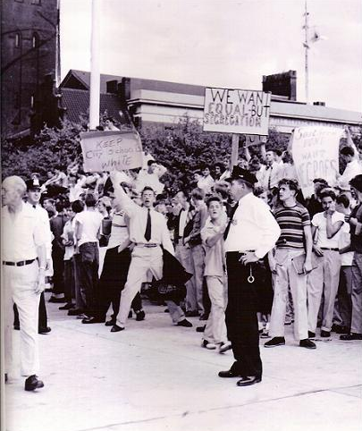 1955 Segregation demonstration at Southern High School,  Baltimorecitypolicehistory.com (not MdHS image)